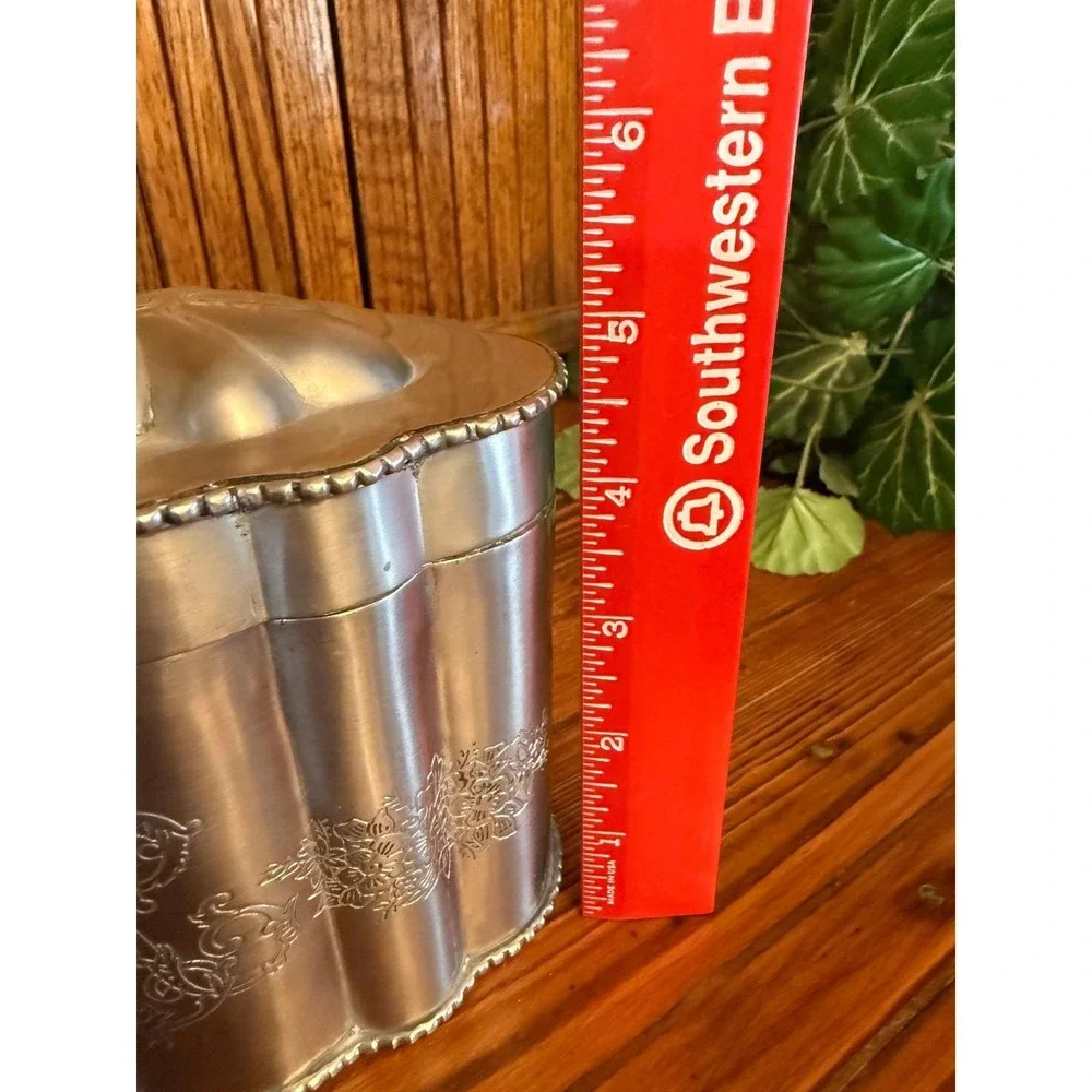 Tea Caddy Canister Unisex OS Silver Excellent Engraved Scalloped Metal